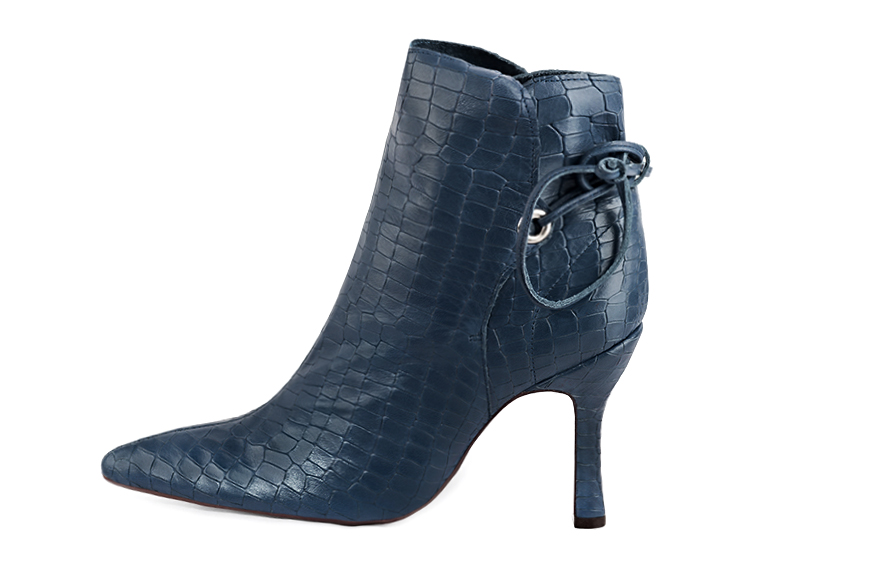 Bottines élégantes et raffinées avec des lacets à l'arrière, coloris bleu denim. Bout effilé. Très haut. Talon bobine. Personnalisation : Choix des cuirs, des couleurs et des talons. Cou-de-pied sur mesure. - Florence KOOIJMAN